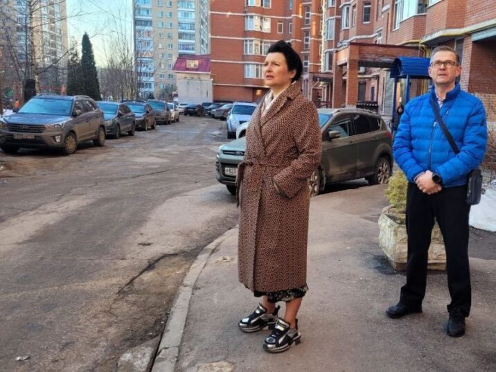 Глава Лобни встретилась с жителями улицы Ленина во время ежедневного обхода территорий новости Лобни 