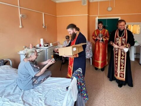 Пациентов Лобненской больницы навестили священники Храма Матроны Московской новости Лобни 